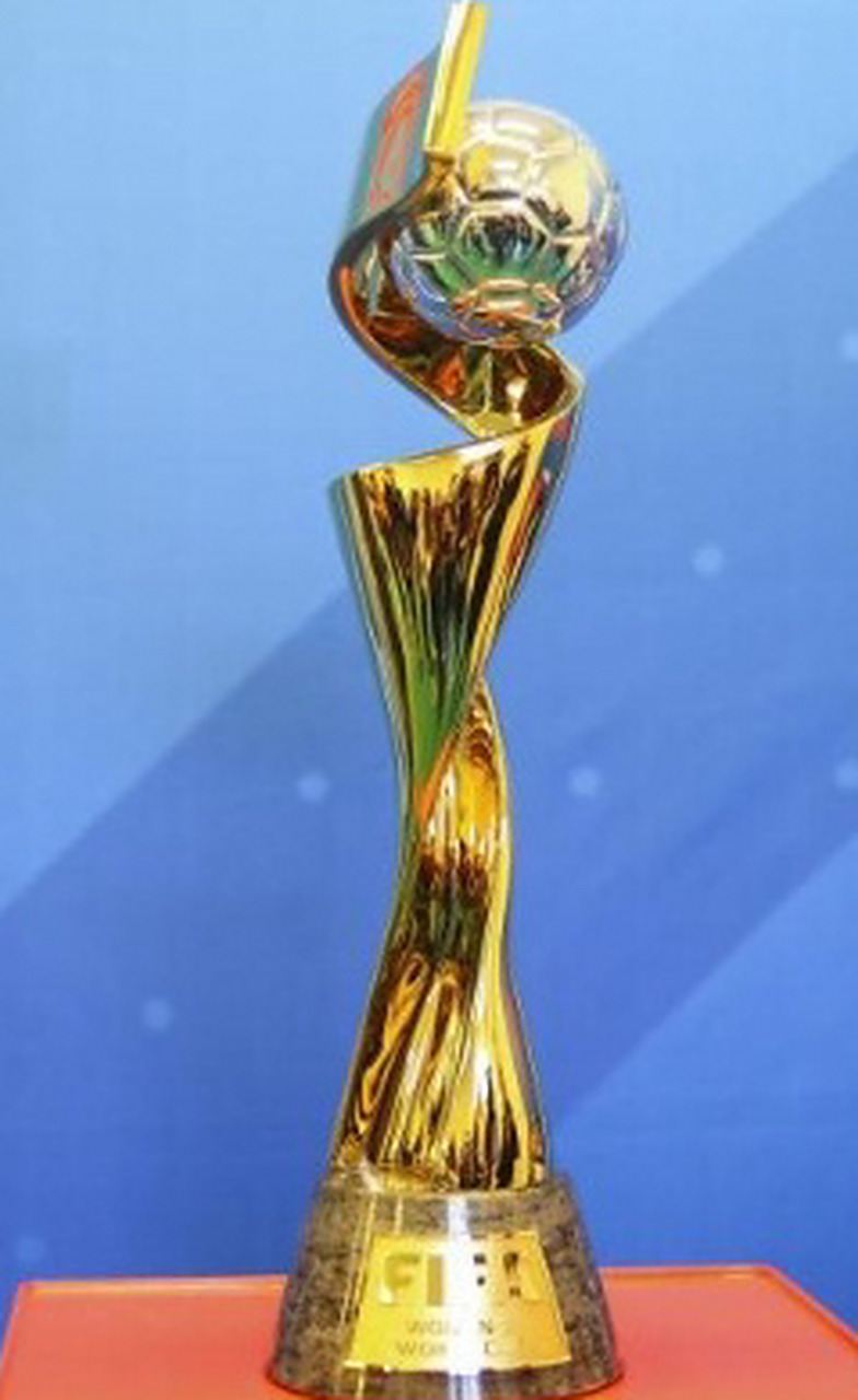 英超战报：B费2射1传，姆伯莫破门，曼联4-1狼队（英超快讯：B费梅开二度并送助攻，姆伯莫破门，曼联4-1击败狼队）