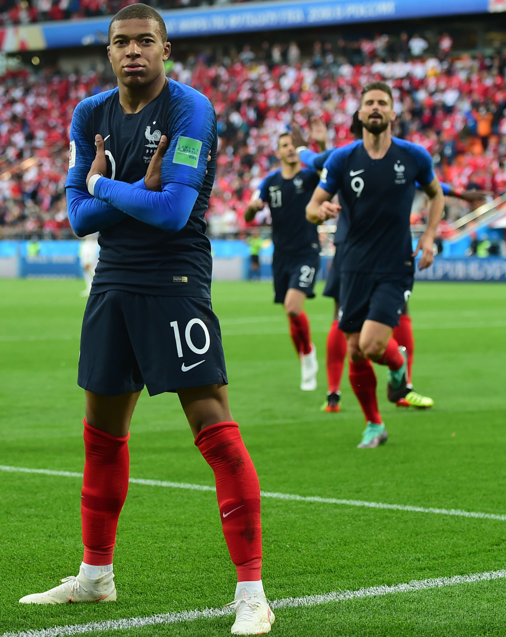 皇马本泽马梅开二度助球队获胜