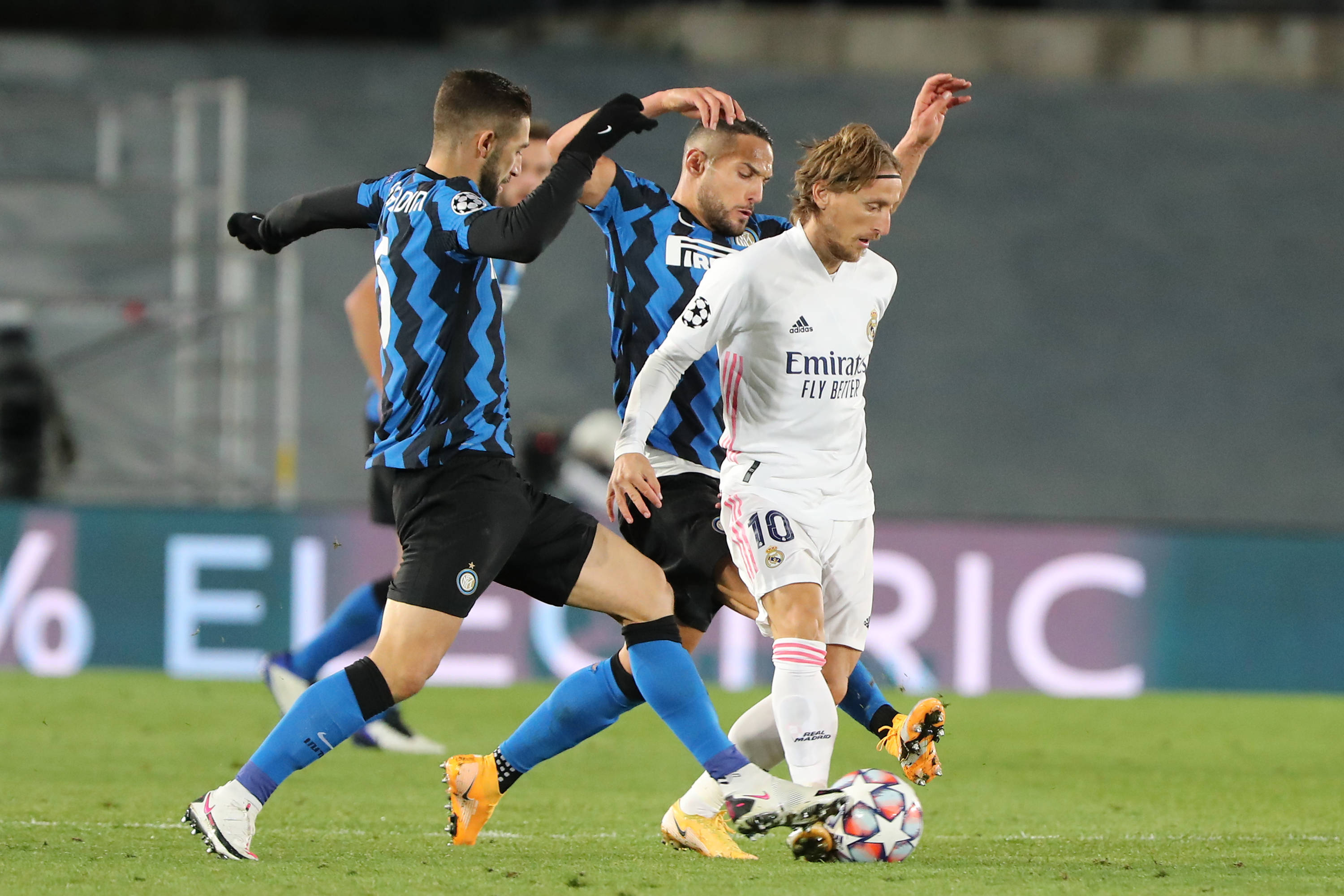 C罗被罚下后，看台上的爱尔兰球迷模仿他做出的哭泣手势