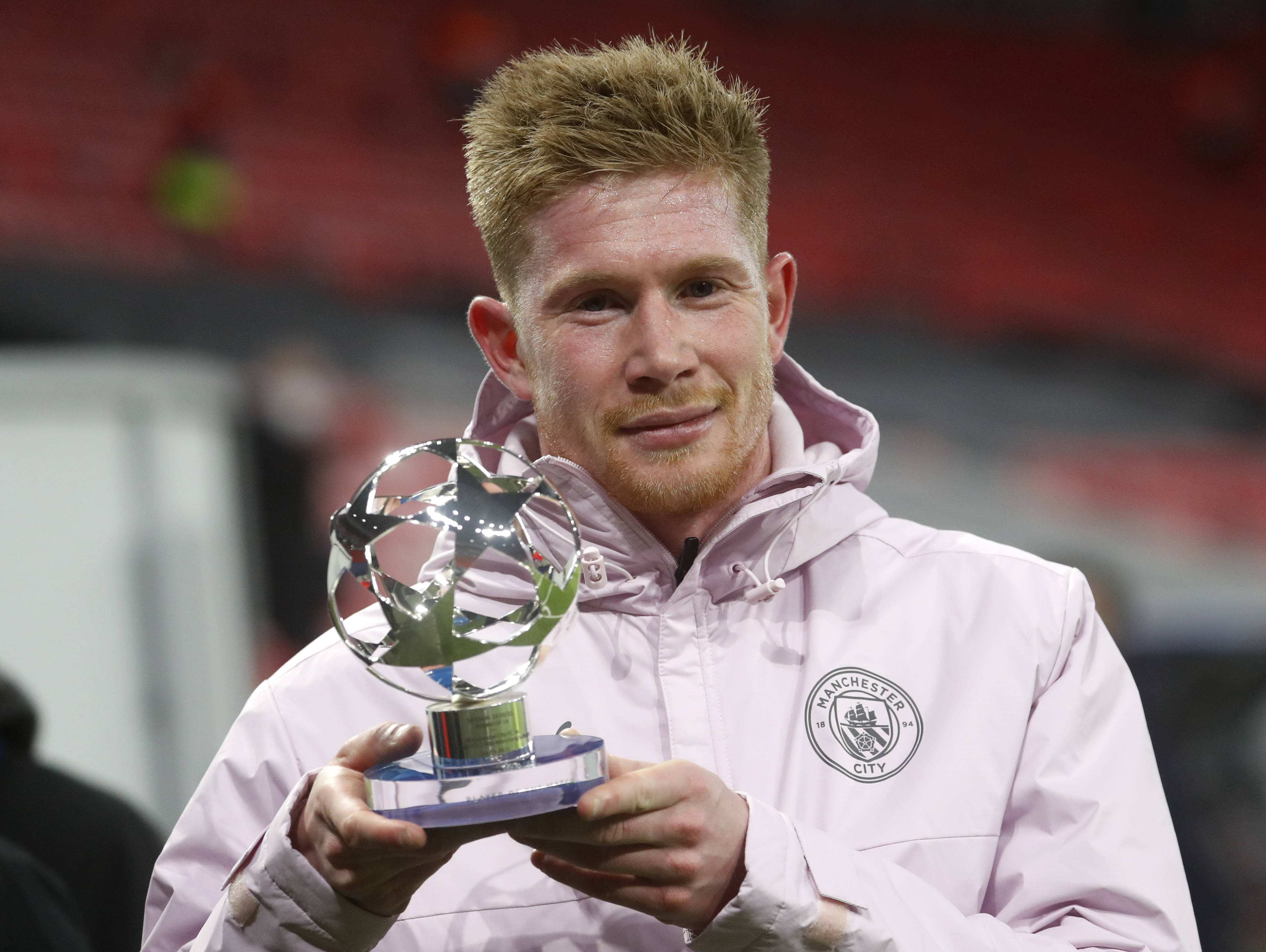 足球世界杯举办地更新交通方案，为球迷让路（足球世界杯主办地调整交通方案，优先保障球迷出行）