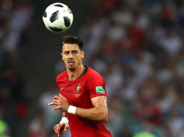 皇马0-2负塞尔塔赛后球员围攻裁判，一分钟内五黄一红